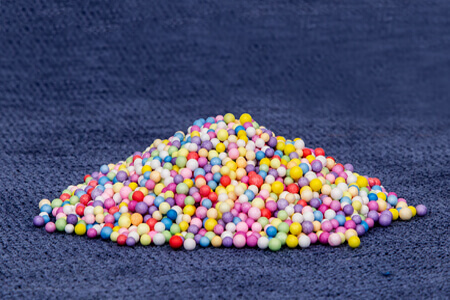 das Material wird zu Pellets extrudiert